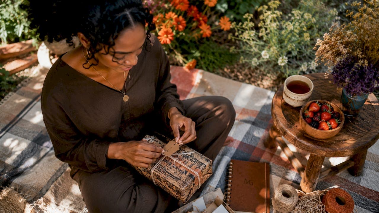 What is creative gifting: a guide for thoughtful givers