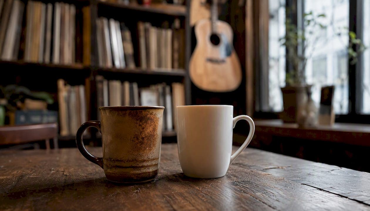 Ceramic vs porcelain mugs: which suits daily use or gifting?